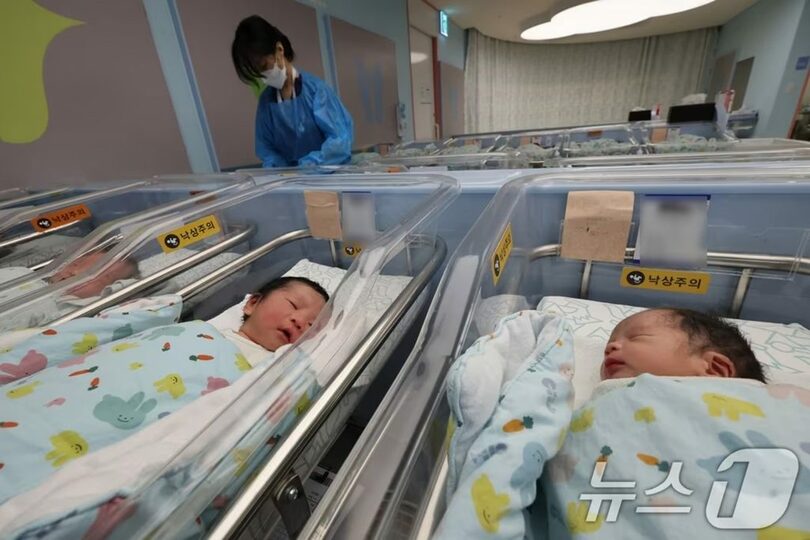 京畿道高陽市の病院新生児室(c)news1