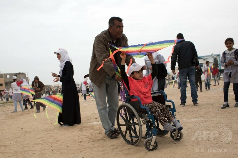 東日本大震災から5年、ガザの子どもたちが追悼のたこ揚げ