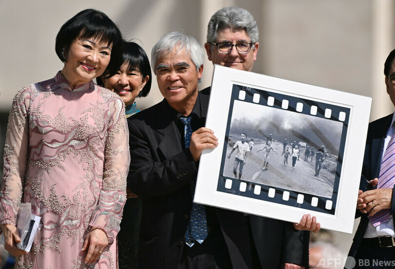 「ナパーム弾の少女」写真家とローマ教皇会見