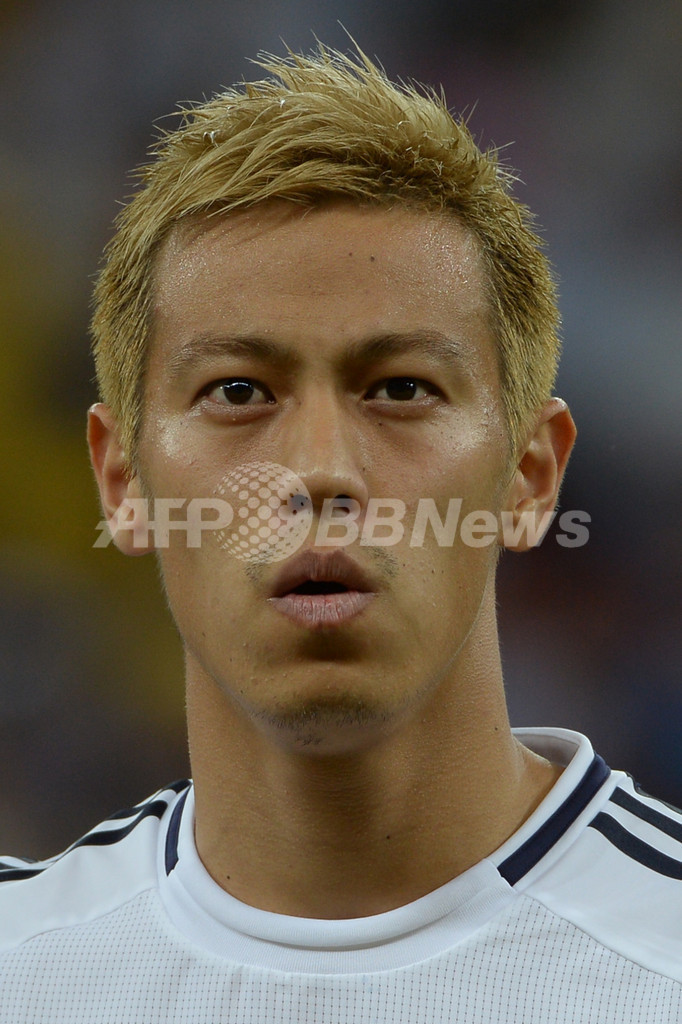 イタリアに敗れ、悔しさを噛みしめる本田