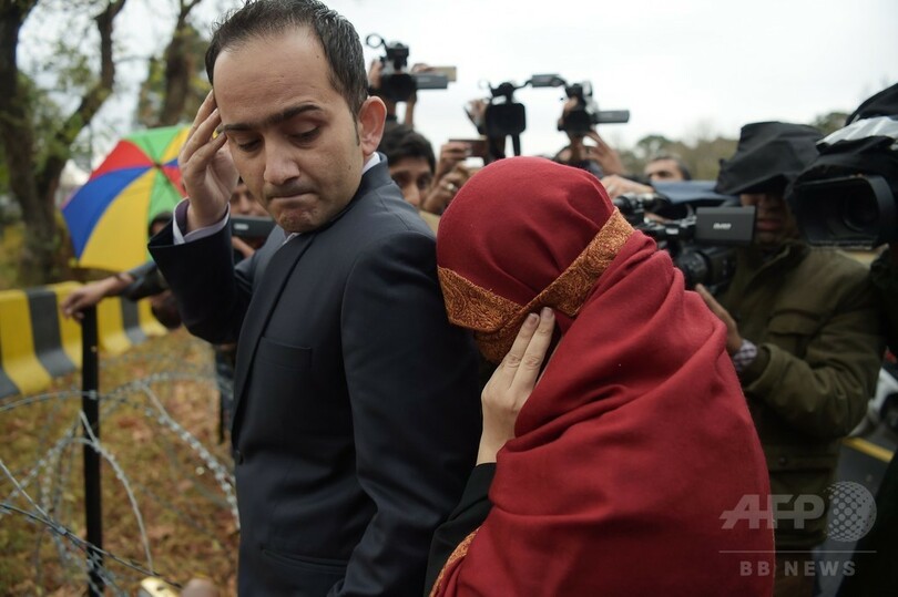 判事の妻がメイドの少女に拷問か、パキスタンで衝撃広がる