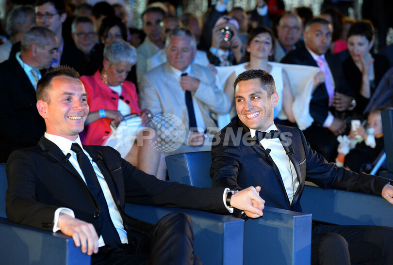 フランス初の同性婚カップル誕生、男性2人が愛誓う