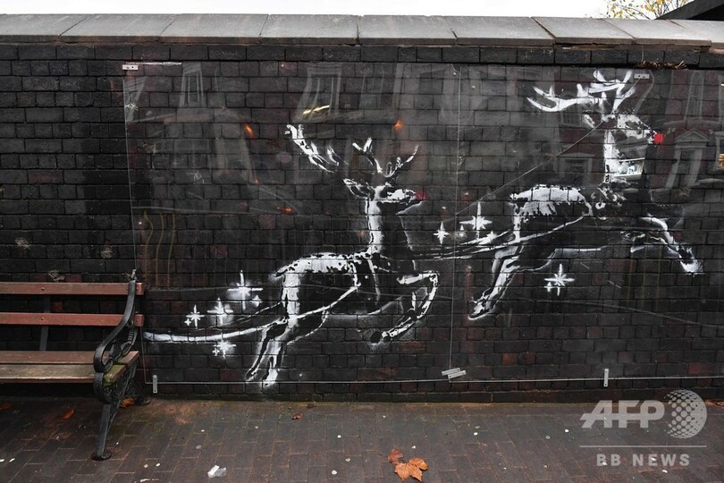 バンクシー新作はベンチを引くトナカイ 街をにぎわす 英