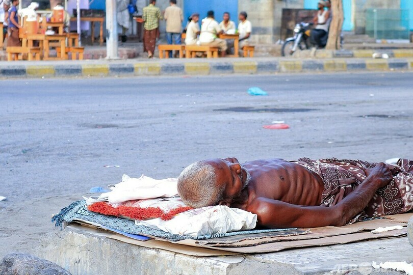 暑くてやってられない！ 屋外で昼寝 イエメン