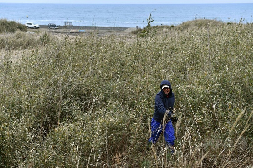 不明の息子を捜し4年、悲しみにとらわれ続ける震災遺族