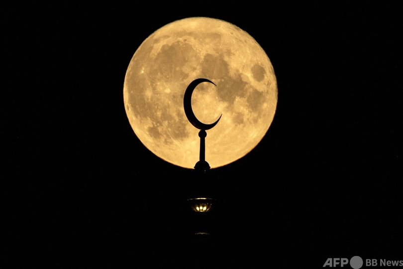 ブルームーン 各地で観測 ひと月の間に現れる2回目の満月 写真9枚 国際ニュース Afpbb News