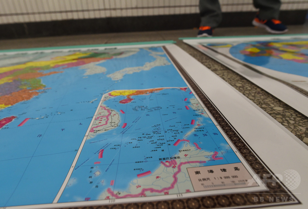 越入国審査官、中国人のパスポートに落書きか 中国側が非難 越入国審査官、中国人のパスポートに落書きか 中国側が非難