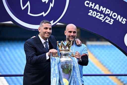 王者マンCが優勝セレモニー ピッチ侵入する歓喜のファンも 写真18枚