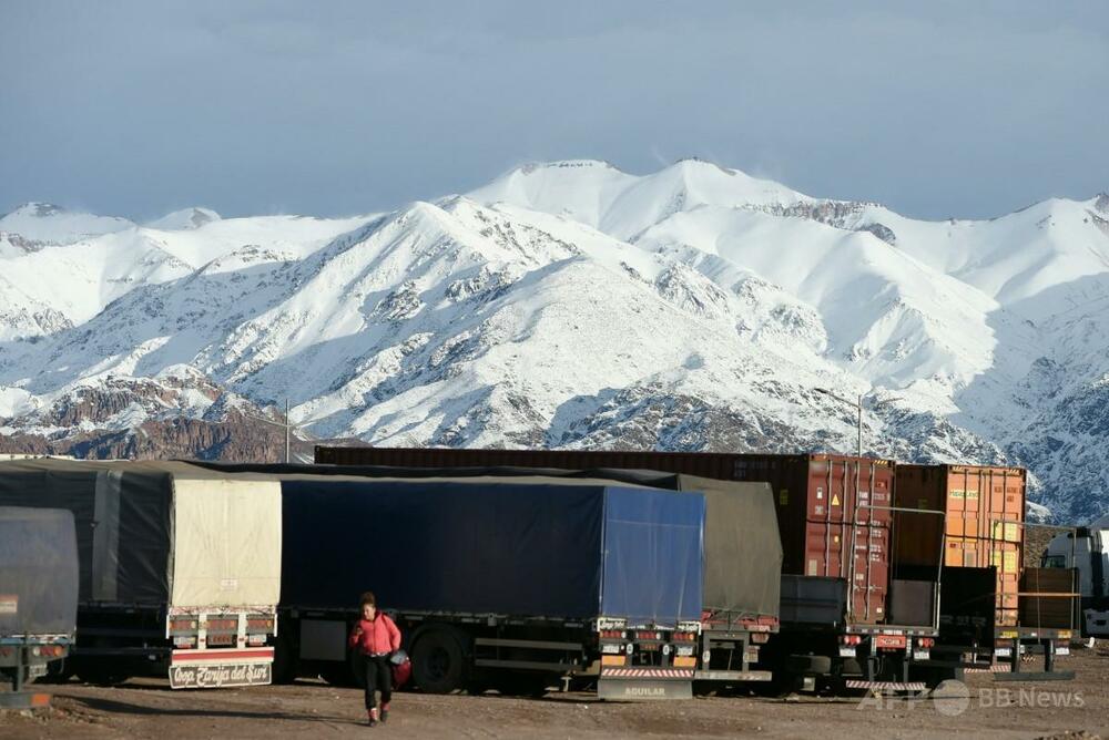 アルゼンチン大雪、チリ国境閉鎖でトラック1000台足止め、100人超避難