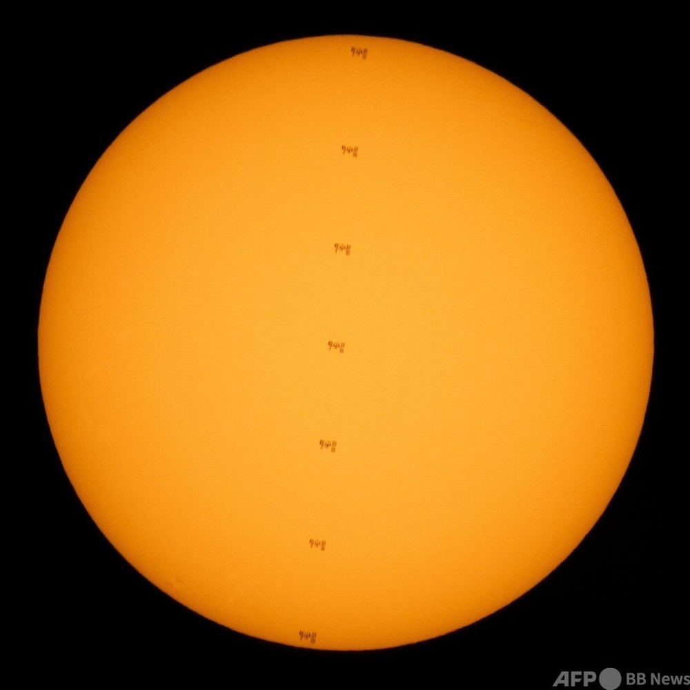 太陽の前を横切るISS、NASA公開