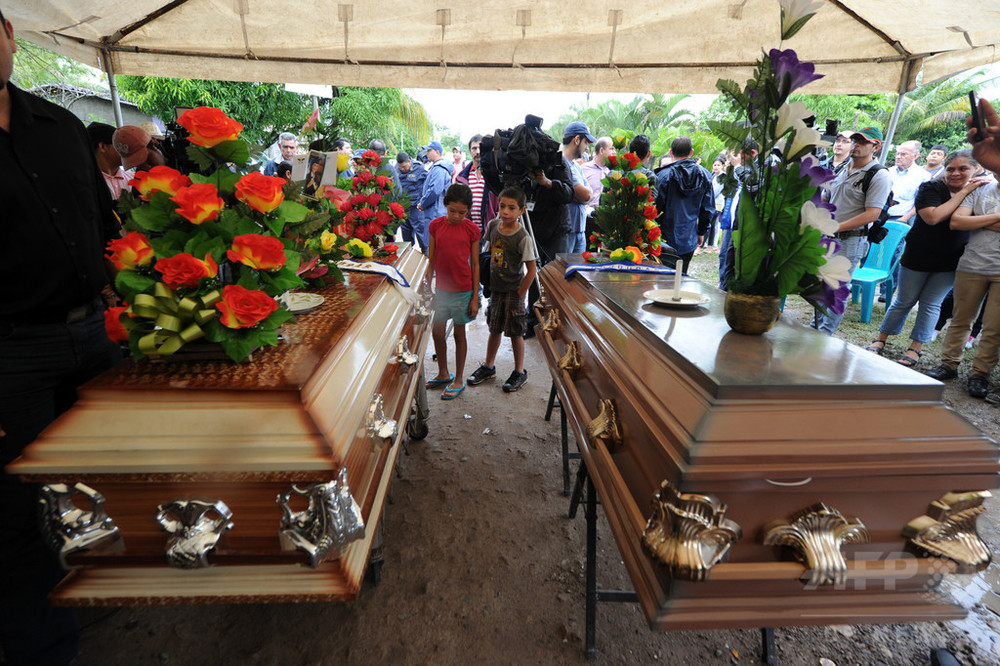 射殺されたミス ホンジュラス姉妹 家族らが見送り埋葬 写真8枚 国際ニュース Afpbb News