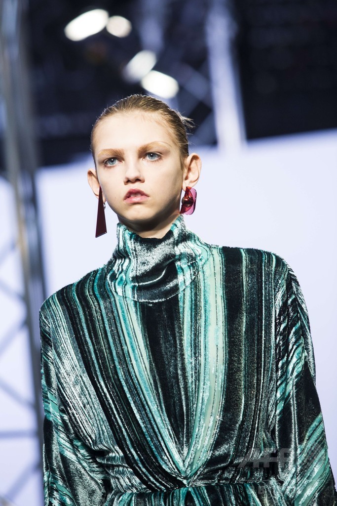 大胆な色使いと80年代風のビッグシルエット、「J.W.アンダーソン」15/16年秋冬