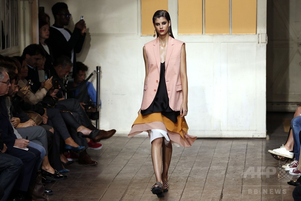 丁寧なテイラリングにプリーツで動きを、「セドリック・シャルリエ」15年春夏