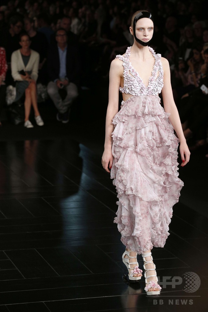 アンティークの着物をモチーフに、「アレキサンダー・マックイーン」15年春夏 