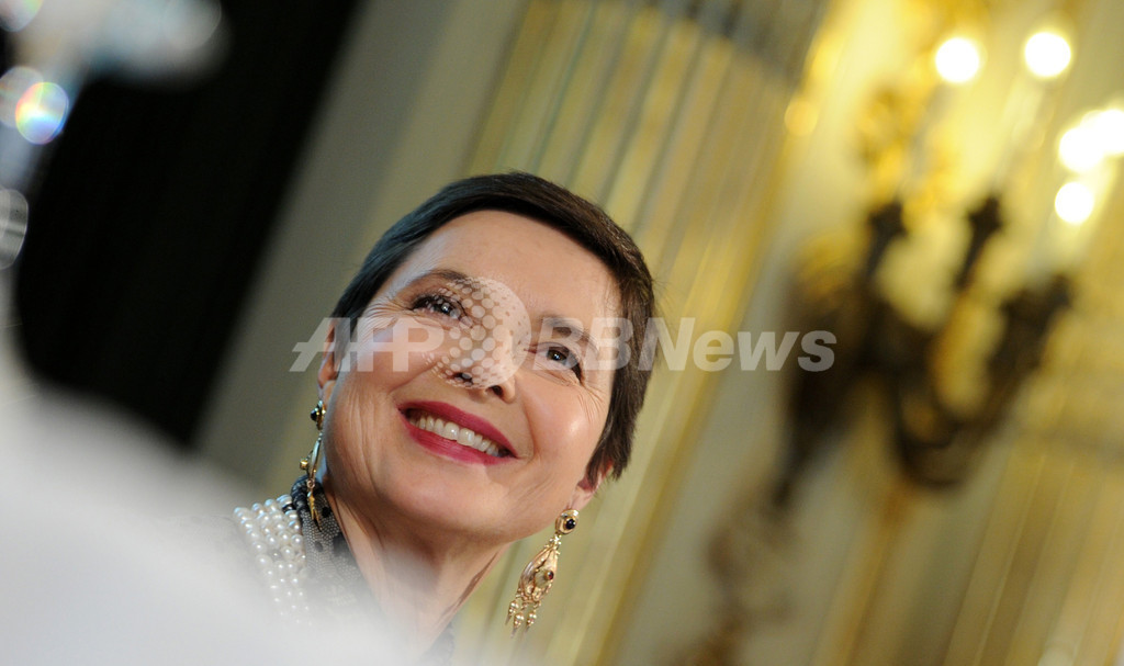 イザベラ・ロッセリーニ、母「イングリット・バーグマン」の書籍を紹介