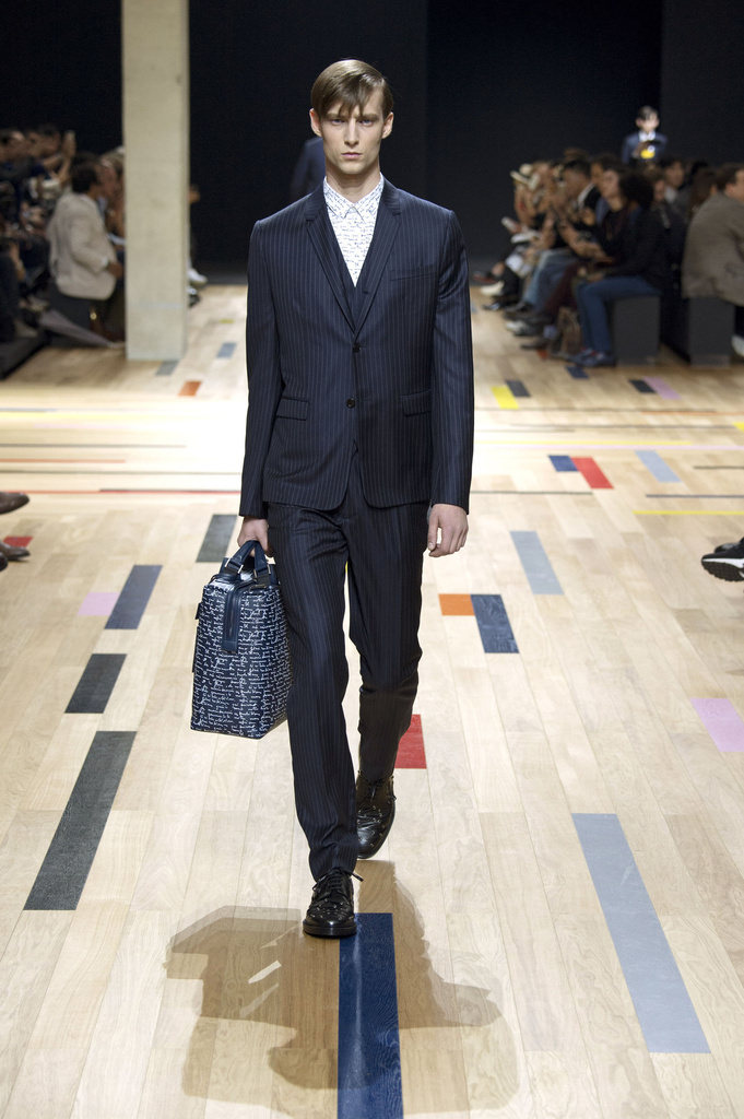 マリンテイストを加えた新エレガンス、「ディオール オム」15年春夏メンズ