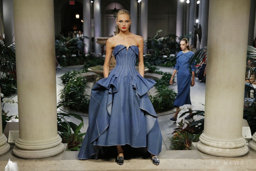 「キャロリーナ ヘレラ」17年春夏