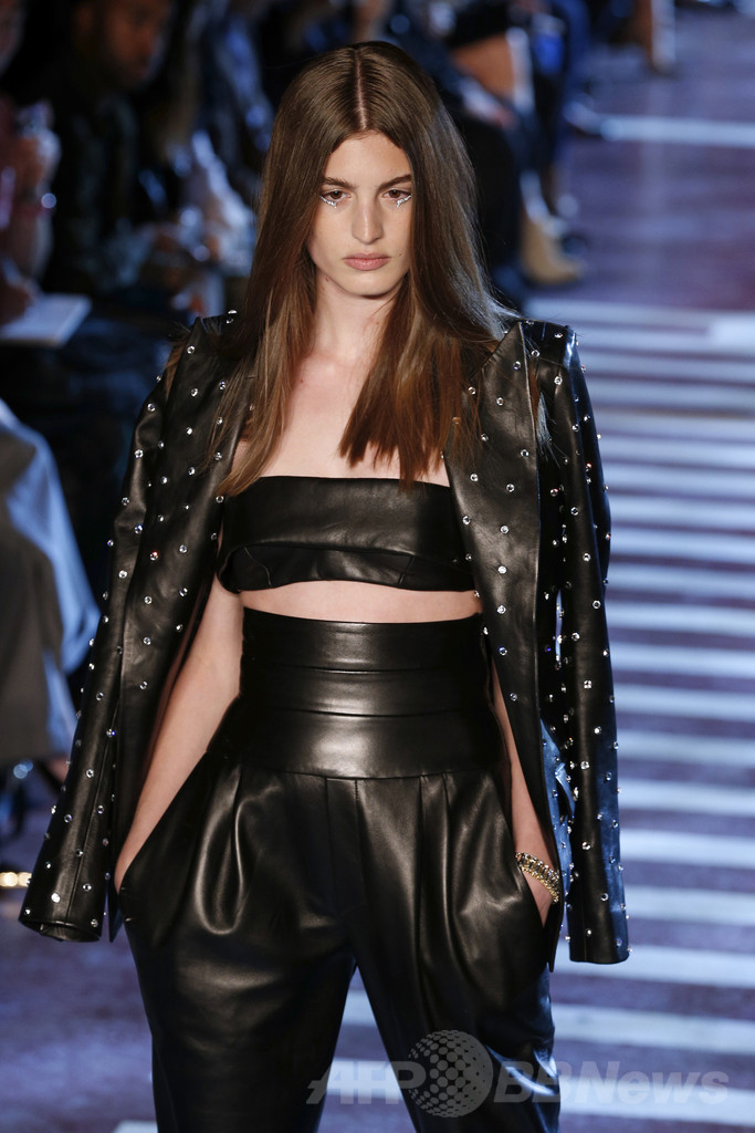 ボリュームと軽さの絶妙なバランス、「アレクサンドル・ボーティエ」14/15年秋冬オートクチュール