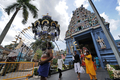 シンガポールで30日、ヒンズー教の大祭タイプーサム（Thaipusam）が行われた。ムルガ（Muruga）神をあがめるこの祭りは、 タミル暦のタイ（Thai）の月の満月の日に行われる。信者らは「カバディ（Kavadi）」と呼ばれる御輿（みこし）を鉄串などで自分の身体に固定して苦行の行進を行う。この祭りはマレーシアでも行われる。

写真は、シンガポールで行われたヒンズー教の大祭タイプーサムで、鉄串で「カバディ」と呼ばれる御輿（みこし）を体に付けて苦行の行進を行うヒンズー教徒（2010年1月30日撮影）。(c)AFP/ROSLAN RAHMAN