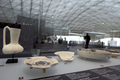 　仏パリ（Paris）のルーブル美術館に今週、イスラム美術を展示する新しい展示室がオープンする。西洋で不信感を向けられることの多いイスラム教についての理解促進を目指す。

　1億ユーロ（約100億円）近い総工費は仏政府が出資したほか、サウジアラビア、モロッコ、クウェート、オマーン、アゼルバイジャンなどイスラム諸国からの多額の寄付があてられた。

　総面積3000平方メートルの2階分のフロアに、東はインドから西はスペインで集められた、7世紀から19世紀までのおよそ3000点が展示される。

写真は展示されたイスラム美術（2012年9月17日撮影）。(c)AFP/KENZO TRIBOUILLARD
