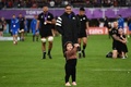 ラグビーW杯日本大会・3位決定戦、ニュージーランド対ウェールズ。試合後に娘を見つめるニュージーランドのオファ・トゥウンガファシ（中央奥、2019年11月1日撮影）。(c)CHARLY TRIBALLEAU / AFP