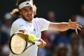 テニス、ウィンブルドン選手権、男子シングルス2回戦。リターンを打つステファノス・チチパス（2023年7月7日撮影）。(c)SEBASTIEN BOZON / AFP