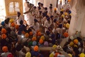 インド北部アムリツァル（Amritsar）にあるシーク教の総本山「黄金寺院（Golden Temple）」で、にらみ合うシーク教徒たち（2014年6月6日撮影）。(c)AFP/NARINDER NANU