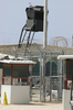キューバのグアンタナモ（Guantanamo）米海軍基地内にあるテロ容疑者収容施設内の監視塔（2008年7月23日撮影）。(c)AFP/Randall Mikkelsen