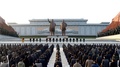 北朝鮮・平壌の万寿台で行われる、金正日氏の死去から10年の追悼行事の様子。朝鮮中央通信（KCNA）提供（2021年12月15日撮影、同16日公開）。(c)AFP PHOTO/KCNA VIA KNS