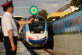 トルコ・イスタンブール（Istanbul）郊外のペンディック（Pendik）駅に到着した首都アンカラ（Ankara）とイスタンブールを結ぶ高速鉄道の一番列車（2014年7月25日撮影）。(c)AFP/OZAN KOSE