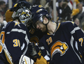 写真は、試合後勝利を喜び合うジェイソン・ポミンヴィル（%%Jason Pominville%%、右）とライアン・ミラー（%%Ryan Miller%%、左）。(c)AFP/Getty Images Rick Stewart