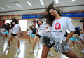 中国・河北（Hebei）省京東（Jingdong）で、北京五輪のチアガールたちに模範演技を見せる全米プロフットボールリーグ（National Football League、NFL）のニューイングランド・ペイトリオッツ（New England Patriots）のチアガールたち（2008年7月4日撮影）。(c)AFP/Frederic J. BROWN