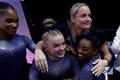 第52回世界体操競技選手権、女子団体決勝。優勝を喜ぶシモーネ・バイルス（右下）ら米国の選手（2023年10月4日撮影）。(c)KENZO TRIBOUILLARD / AFP