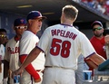 14MLB、フィラデルフィア・フィリーズ（Philadelphia Phillies）対マイアミ・マーリンズ（Miami Marlins）。ベンチに戻りライン・サンドバーグ（Ryne Sandberg）監督と話すフィラデルフィア・フィリーズのジョナサン・パペルボン（Jonathan Papelbon、2014年9月15日撮影）。(c)AFP/Getty Images/Rich Schultz