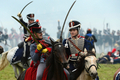 フランス皇帝ナポレオン（Napoleon）の遠征軍と帝政ロシア軍が激戦を繰り広げた1812年の「ボロジノの戦い」から今年で200年となることを記念し、モスクワ（Moscow）西方のボロジノ（Borodino）で2日、戦いを再現するイベントが行われた。

　当時の軍服や刀剣などを用いて戦いを忠実に再現したイベントには、ロシア政府が110万ドル（約8700万円）を出資。フランス側1550人、ロシア側1450人の兵士を演じる計3000人が参加。ジスカール・デスタン（Giscard d&apos;Estaing）仏元大統領と、ウラジーミル・プーチン（Vladimir Putin）露大統領も「観戦」に訪れた。これに先立ち、プーチン大統領の補佐官は「ボロジノの戦い」再現イベントを「若者の愛国教育」を広めるために活用したいと述べた。

　1812年9月7日の「ボロジノの戦い」は合戦では勝利しながら、戦争には負けた戦将の際立った例だ。

　ボロジノでは2万人のナポレオン軍が激戦の末に、兵力の多い4万5000人の露軍を破った。しかし痛手が大きかったため、ナポレオンはモスクワに進軍を開始する前に回復期間を置くことにした。この時にナポレオンはおそらく、敵方のクトゥーゾフ将軍が戦闘の翌日に一時撤退したことを知らなかったとされる。この休息の決断が、ナポレオンにとって致命的な誤算だった。

　帝政ロシア軍は兵力の半分を失っていたが、近くの村落で体制を立て直す時間ができ、戦術を練った。ナポレオン軍が入城したモスクワは、市民は脱出しもぬけの殻で、そこに焦土戦術が追い打ちをかけた。士気を失ったナポレオン軍は退却を余儀なくされた（2012年9月2日撮影）。(c)AFP/Kirill Kudryavtsev