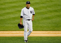 米大リーグ（MLB）、ニューヨーク・ヤンキース（New York Yankees）の黒田博樹（Hiroki Kuroda）は18日、トロント・ブルージェイズ（Toronto Blue Jays）戦に先発登板し、7回を投げ4安打無失点、5奪三振で今季9勝目を挙げた。

試合は7回に雨天コールドとなり、ヤンキースが6-0で勝利した。

7回を投げ終え、ダグアウトに戻るニューヨーク・ヤンキースの黒田博樹（2012年7月18日撮影）。(c)AFP/Getty Images/Jim McIsaac