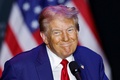米ウィスコンシン州プレーリードゥシーンで開かれた選挙集会で演説する共和党の大統領候補、ドナルド・トランプ前大統領（2024年9月28日撮影）。(c)KAMIL KRZACZYNSKI / AFP