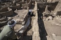 エジプト・ルクソール近郊で発見された古代都市遺構で活動中の作業員（2021年4月10日撮影）。(c)Khaled DESOUKI / AFP