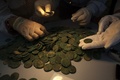 スペイン南部セビリアの工事現場から見つかった古代ローマ時代の硬貨。同市の考古学博物館で（2016年4月28日撮影）。(c)AFP/Gogo Lobato