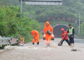 重慶市酉陽トゥチャ族ミャオ族自治県の酉沿高速道路で、落石を片付ける救助隊員（2020年6月13日撮影）。(c)Xinhua News