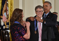 米マイクロソフト創業者のビル・ゲイツ氏（中央）と妻のメリンダ・ゲイツ氏（左）に大統領自由勲章を授与するバラク・オバマ大統領（当時、2016年11月22日撮影）。(c)Nicholas Kamm / AFP