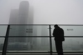 スモッグに覆われた中国・北京（2021年11月5日撮影）。(c)JADE GAO / AFP