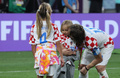 サッカーW杯カタール大会、3位決定戦、クロアチア対モロッコ。子どもたちと勝利を喜ぶクロアチアのルカ・モドリッチ（右、2022年12月17日撮影）。(c)KARIM JAAFAR/ AFP