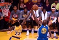 16-17NBA、ロサンゼルス・レイカーズ対ゴールデンステイト・ウォリアーズ。リバウンドを捕るゴールデンステイト・ウォリアーズのドレイモンド・グリーン（2016年11月4日撮影）。(c)AFP/Frederic J. BROWN