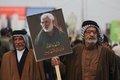 イラクの首都バグダッドで、イラン革命防衛隊のガセム・ソレイマニ司令官と人民動員隊のアブ・マフディ・ムハンディス副司令官の葬列に加わった、人民動員隊や親イラン派武装組織「神の党旅団（カタイブ・ヒズボラ）」の支持者ら（2020年1月4日撮影）。(c)AFP/Ahmad AL-RUBAYE