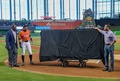 17MLB、ピッツバーグ・パイレーツ対マイアミ・マーリンズ。試合前に行われたセレモニーに臨む（左から）マイアミ・マーリンズのマイケル・ヒル編成本部長、イチロー、デイビッド・サムソン球団社長（2017年4月30日撮影）。(c)AFP/Getty Images/Mark Brown