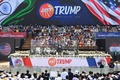 インド・アーメダバード近郊のサルダール･バラブバーイー・パテル・スタジアムで開かれた「ナマステ・トランプ」集会に臨む、ドナルド・トランプ米大統領夫妻とナレンドラ・モディ首相（2020年2月24日撮影）。(c)Money SHARMA / AFP