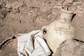 エジプト・ルクソール近郊で発見された古代都市遺構で出土したつぼ（2021年4月10日撮影）。(c)Khaled DESOUKI / AFP