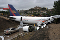 ホンジュラスの首都テグシガルパ（Tegucigalpa）のトンコンティン（Toncontin）空港で着陸に失敗したタカ（TACA）航空のエアバス（Airbus）A-320型旅客機。（2008年5月30日撮影）(c)AFP/Orlando SIERRA