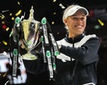 女子テニス、WTAツアー選手権最終日。トロフィーを掲げるキャロライン・ウォズニアッキ（2017年10月29日撮影）。(c)AFP/Roslan RAHMAN